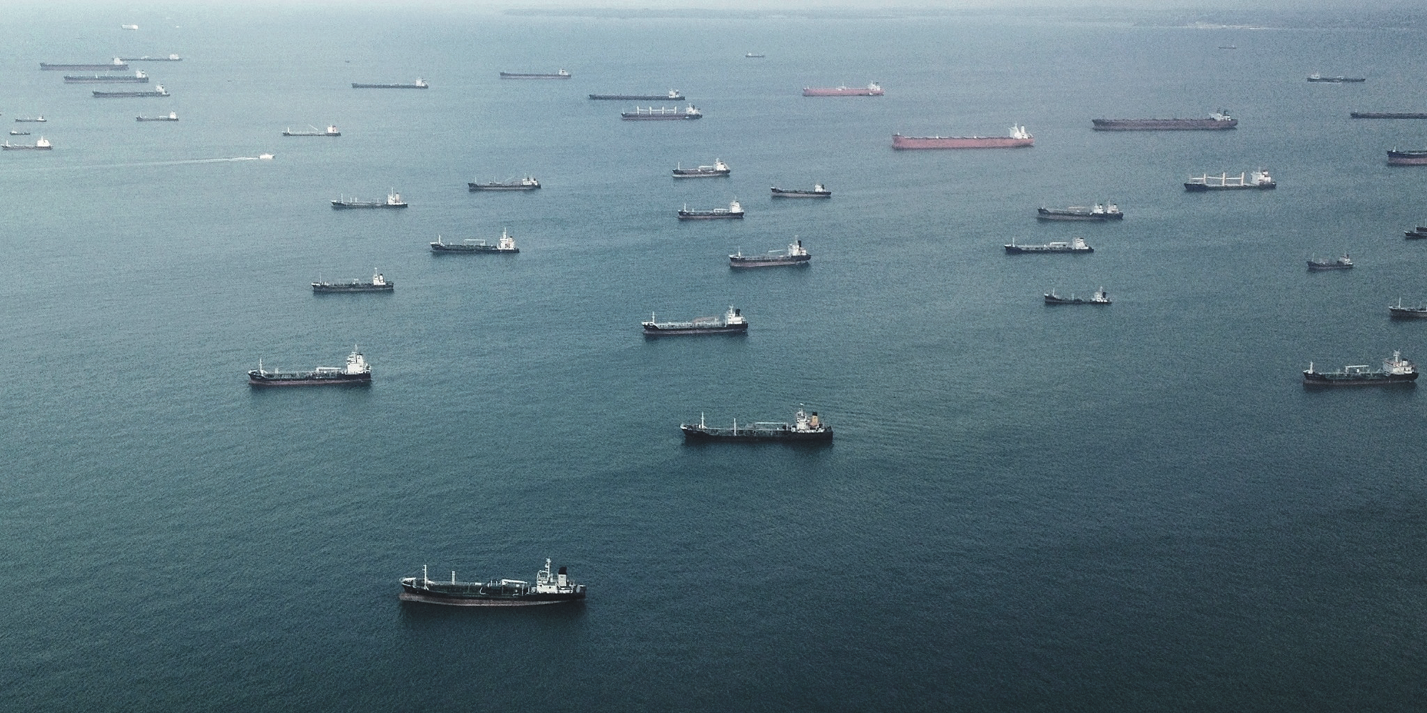 Leere Containerschiffe auf hoher See - Luftaufnahme